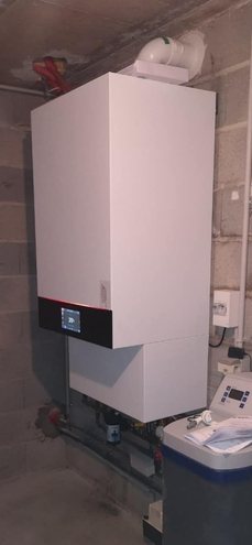 Installation d'une chaudière Viessmann Vitodens 222 W nouvelle génération, accompagnée d'un kit pour plancher chauffant et d'un adoucisseur North Star hybride